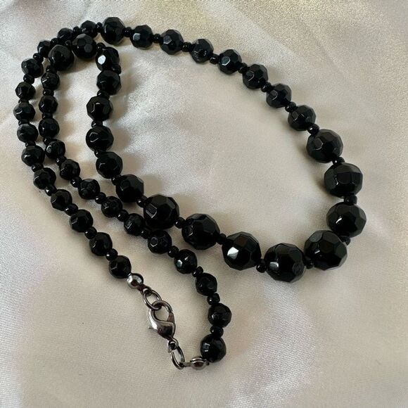 Black beaded necklace - Picture 3 of 8
